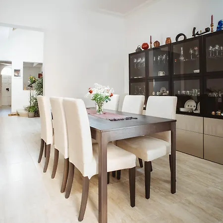 ベッド・アンド・ブレックファスト Fauzia 3*